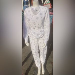 ❄️Beautiful white Pajamas with Silver Snowflake’s ❄️